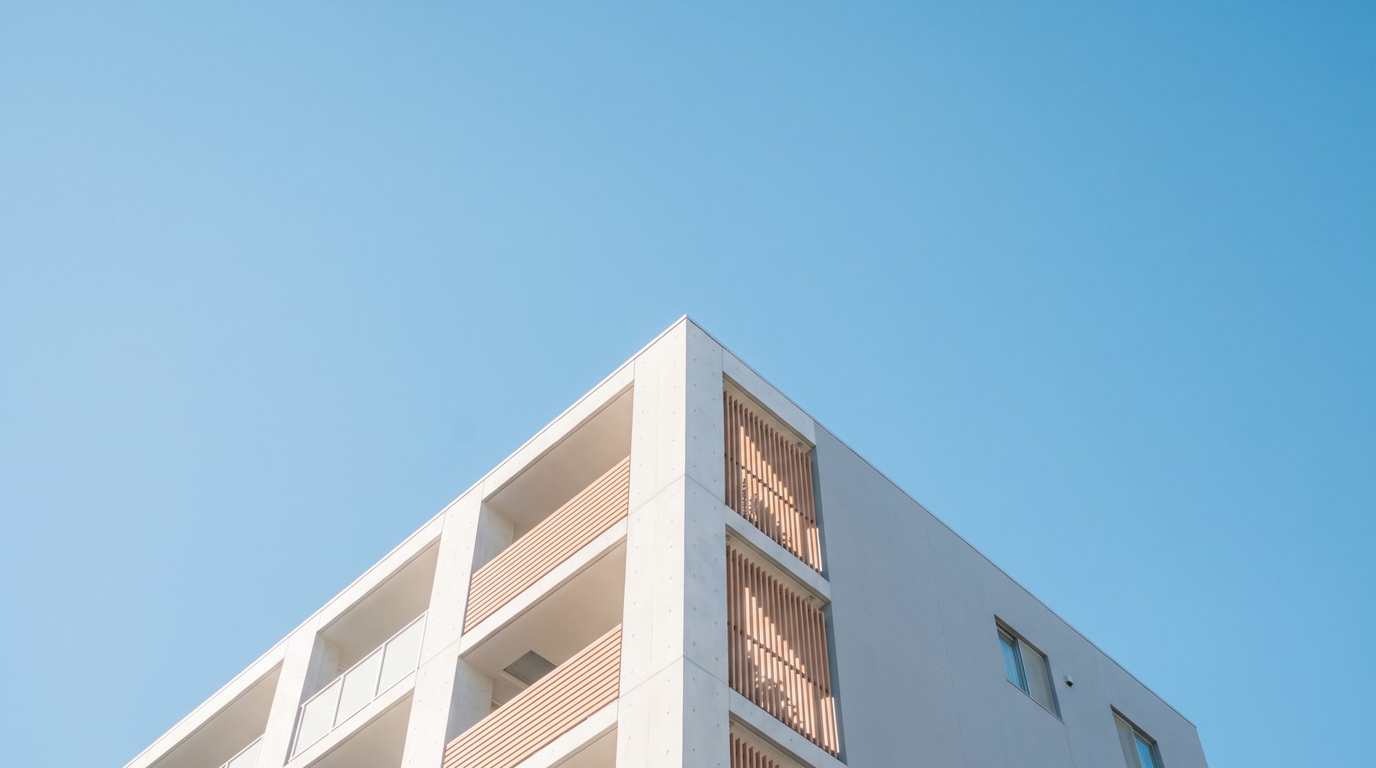 青空と集合住宅